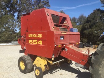 New Holland 654 round baler