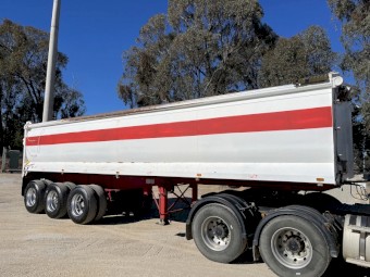 Baily’s Body Builders tri axle chassis tipper 