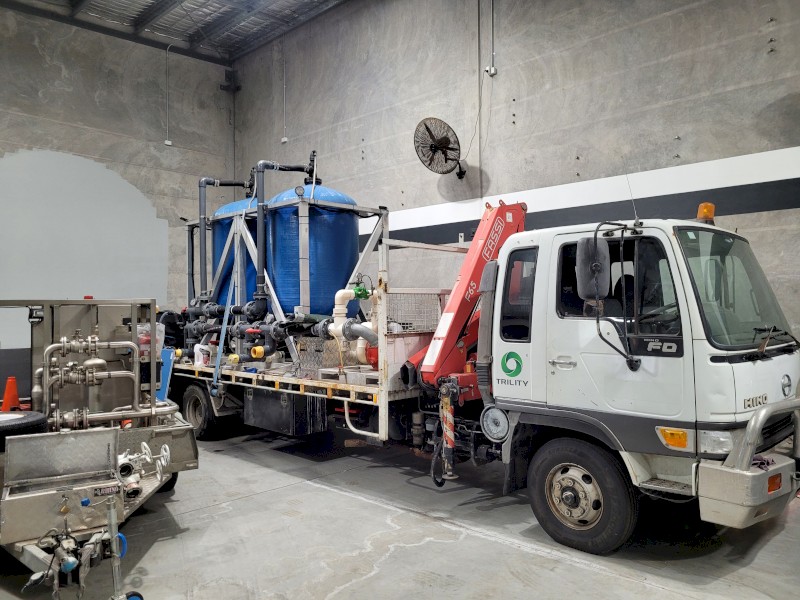 2001 Hino Ranger with Fassi 65 crane - Water Filtration Equipment 