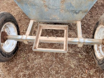 Paton wheeled feeder - 1 tonne