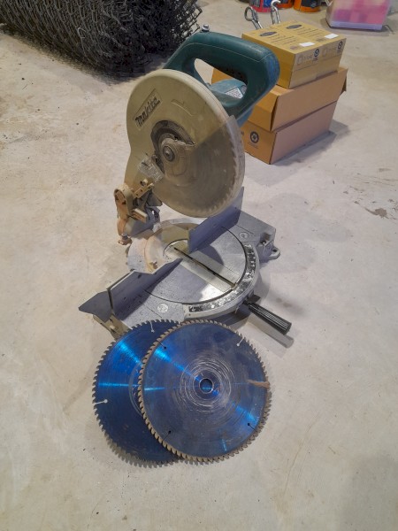 Makita compound mitre saw