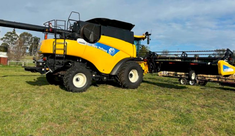 2011 New Holland CR9080 with 40ft MacDon Front and Trailer
