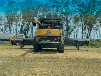 2011 New Holland CR9080 with 40ft MacDon Front and Trailer