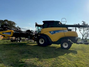 2011 New Holland CR9080 with 40ft MacDon Front and Trailer