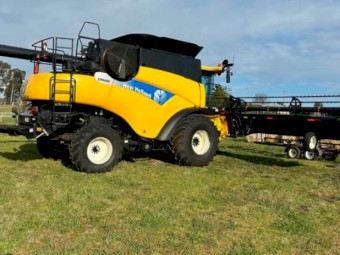 2011 New Holland CR9080 with 40ft MacDon Front and Trailer