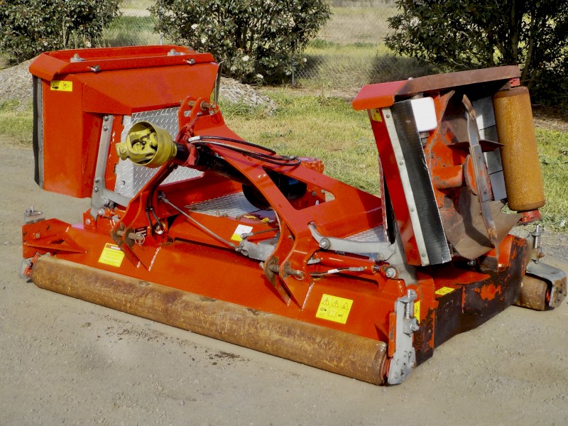 2018 HOWARD TRIMAX STEALTH S3 340 PTO WAM Folding Wing Wide-Area Slasher/mower