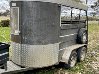 TUZA Horse Trailer