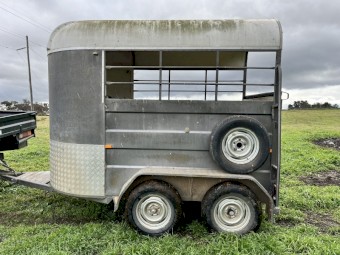 TUZA Horse Trailer