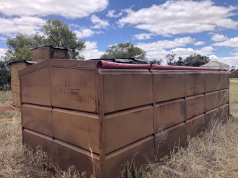 Grain bin for tipping tray