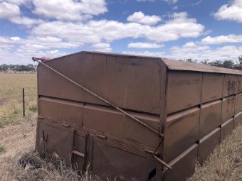 Grain bin for tipping tray