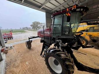 2011 Macdon 205 Windrower 