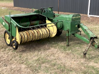 John Deere 24T baler