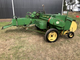 John Deere 24T baler