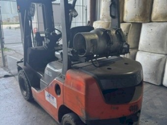 Forklift with wool grabs