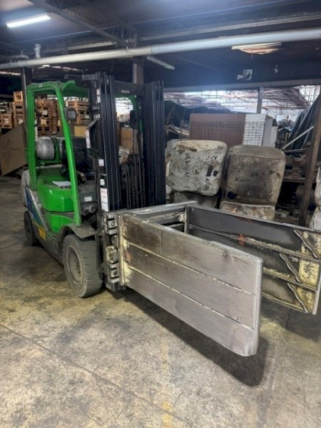 Forklift with wool grabs