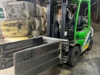 Forklift with wool grabs