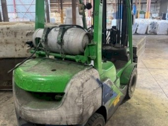 Forklift with wool grabs