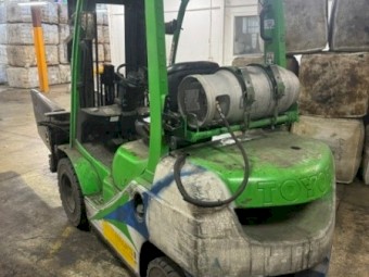Forklift with wool grabs