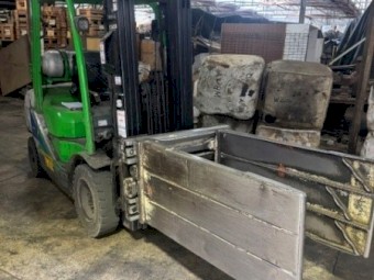 Forklift with wool grabs