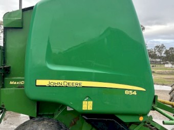 John Deere 854 round baler 