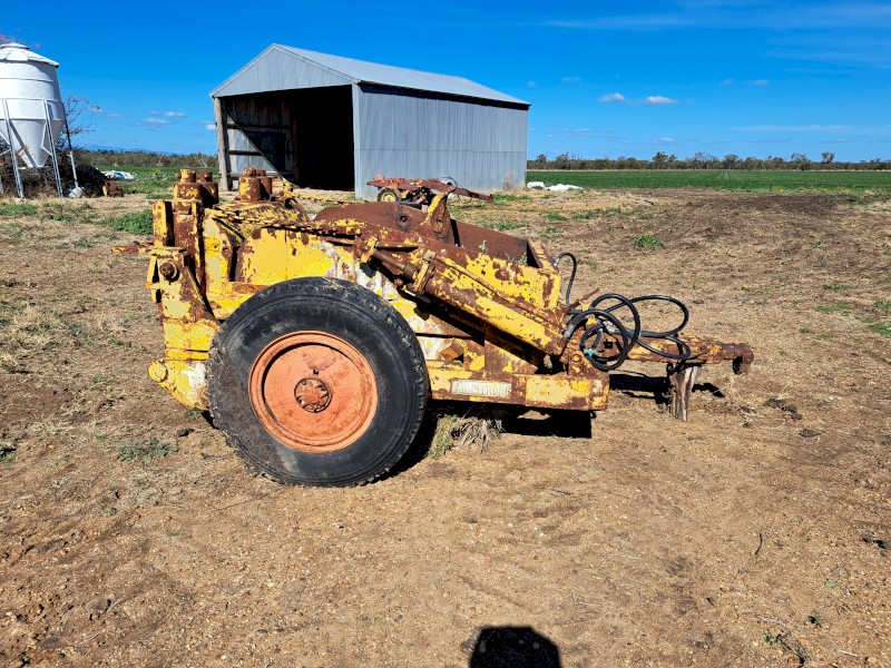 Armstrong Holland 2 yard Hydraulic Trailing Scoop