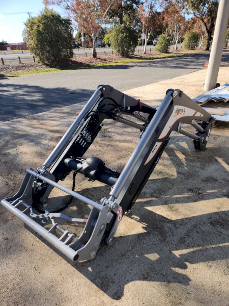 Sigma 4 Loader  C/W Bucket. suit Case Maxxum ,New old stock