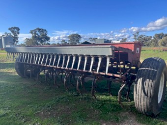 International 511  Combine