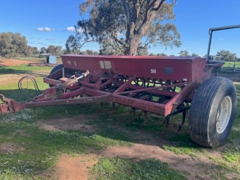 International 511  Combine