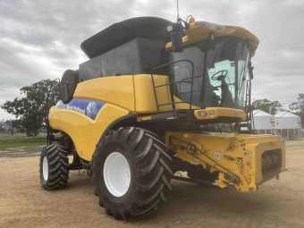 2009 New Holland CR9070 Header & 40ft 2009 Macdon D60 