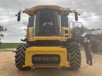 2009 New Holland CR9070 Header & 40ft 2009 Macdon D60 