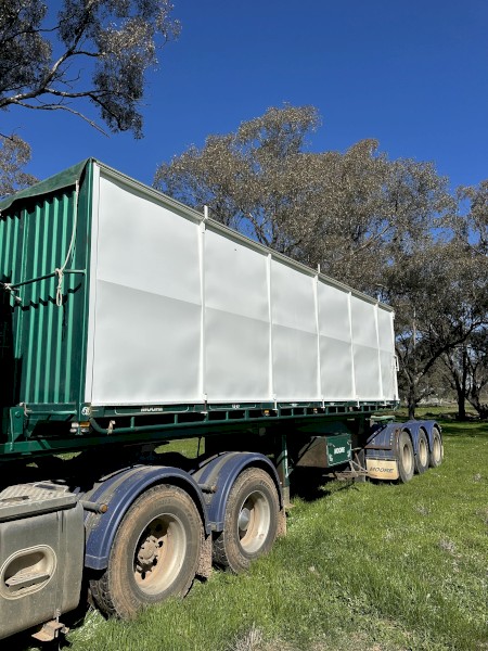 2010 Moore convertible  A rollback tipper 