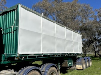 2010 Moore convertible  A rollback tipper 