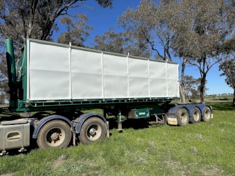 2010 Moore convertible  A rollback tipper 