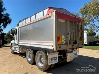 2006 Freightliner Columbia and Dog Trailer