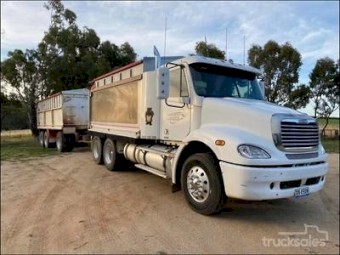 2006 Freightliner Columbia and Dog Trailer