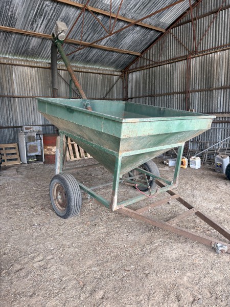24 bag feed cart with electric auger 