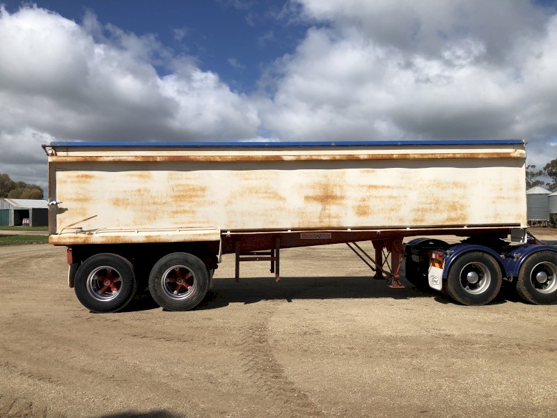 1984 28ft White Bogie Tipper