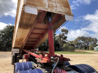 1984 28ft White Bogie Tipper