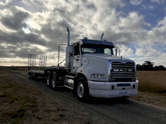 2010 Mack Granite Prime Mover with PTO Hydraulics