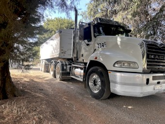 2010 Mack Granite Prime Mover with PTO Hydraulics