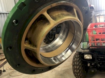 2011 John Deere 8225R Tractor Wheel Hub