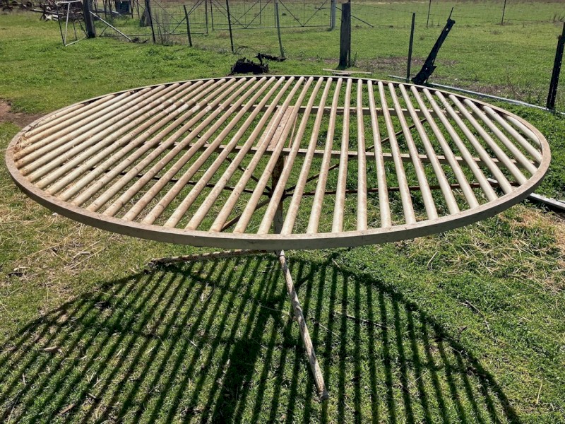 Large round Stevlyon wool table