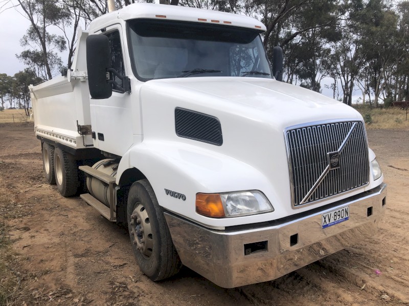 1999 Volvo NH12 6x4 Bogie Tpper Truck