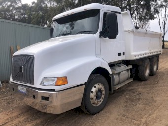 1999 Volvo NH12 6x4 Bogie Tpper Truck