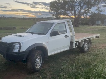 2011 Isuzu Single Cab Ute with 10m TTI Pasture Boom