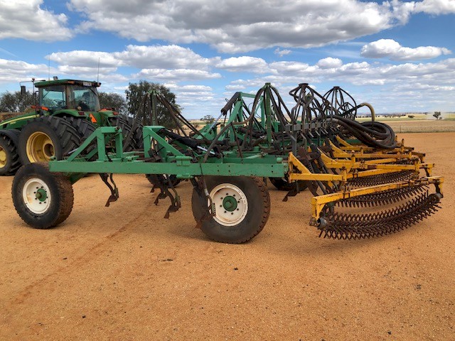 Smale Multivator Air Seeder Bar