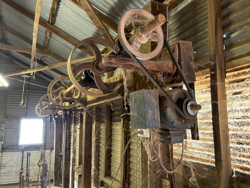 Moffat Virtue Overhead 3 stand Shearing Setup
