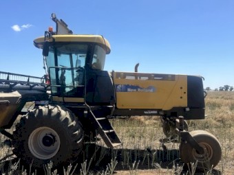 2007 New Holland 8040 Windrower