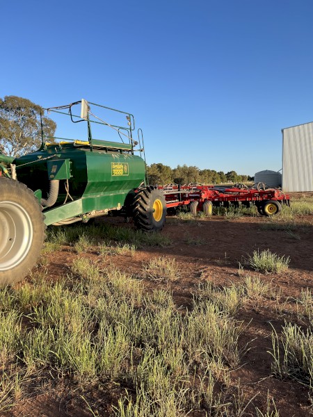 3710 Bourgault Disc Seeder Bar with a Simplicity 9000Ltr Cart