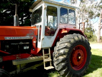 International 866 Tractor